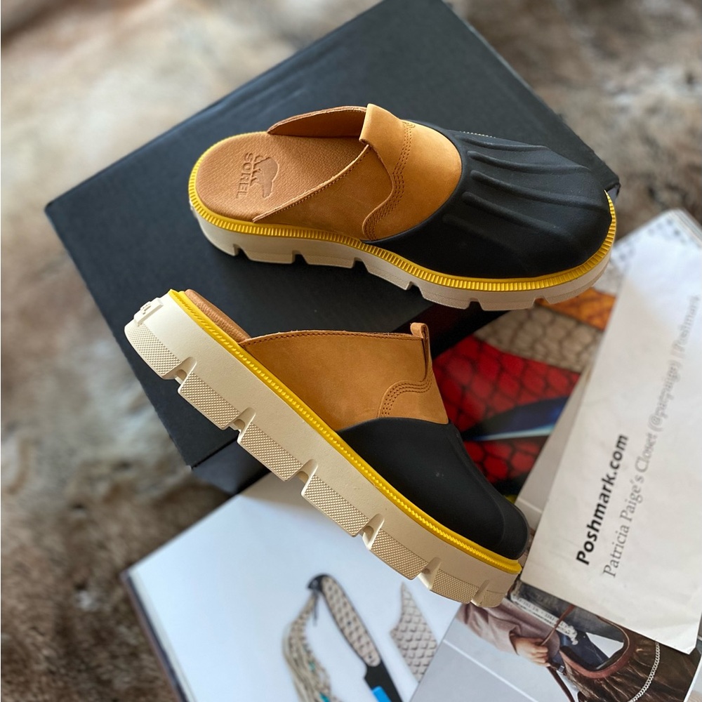 Sorel Two-Tone Black and Tan Mule Clogs with Yellow Trim - Picture 6 of 16